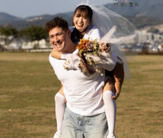 【画像】リチャード、写真で見ると嫁との体格差がエグいｗｗｗｗ