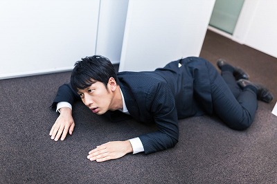 【悲報】新卒が会議中にノックもしないで入ってきてしまうｗｗｗｗｗ