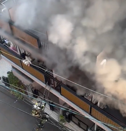 【動画】火事でパニック女さん、大暴れして消防隊を蹴り落とし最後は自ら落下