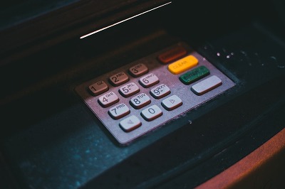 客に精算責任を負わせるセルフレジ、客を4時間警察に閉じ込めてしまう・・・・・