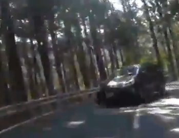 【動画】バイク乗り、運転がド下手なレンタカーと山中で正面衝突💢💢💢💢