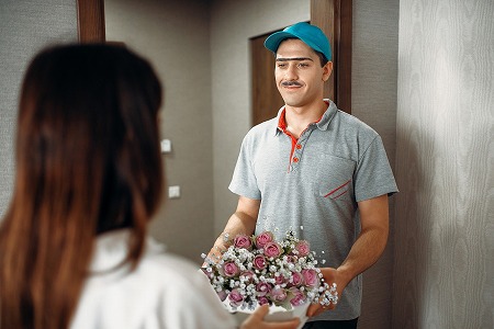 s-delivery-person-4102605_1280