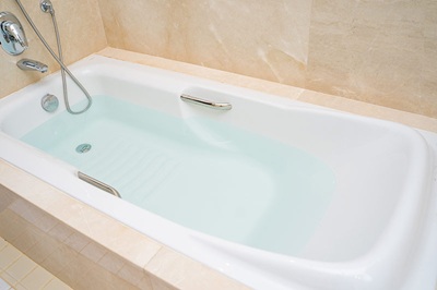 big-white-bathtub-in-shower-room
