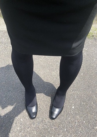 ひざ丈チェックのスカートに黒タイツって妙にエロいよな。貧乳丸みショートも。