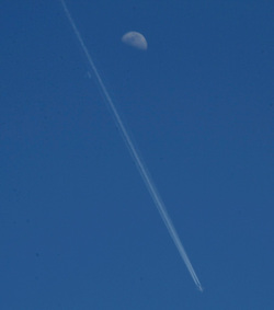 月と飛行機雲