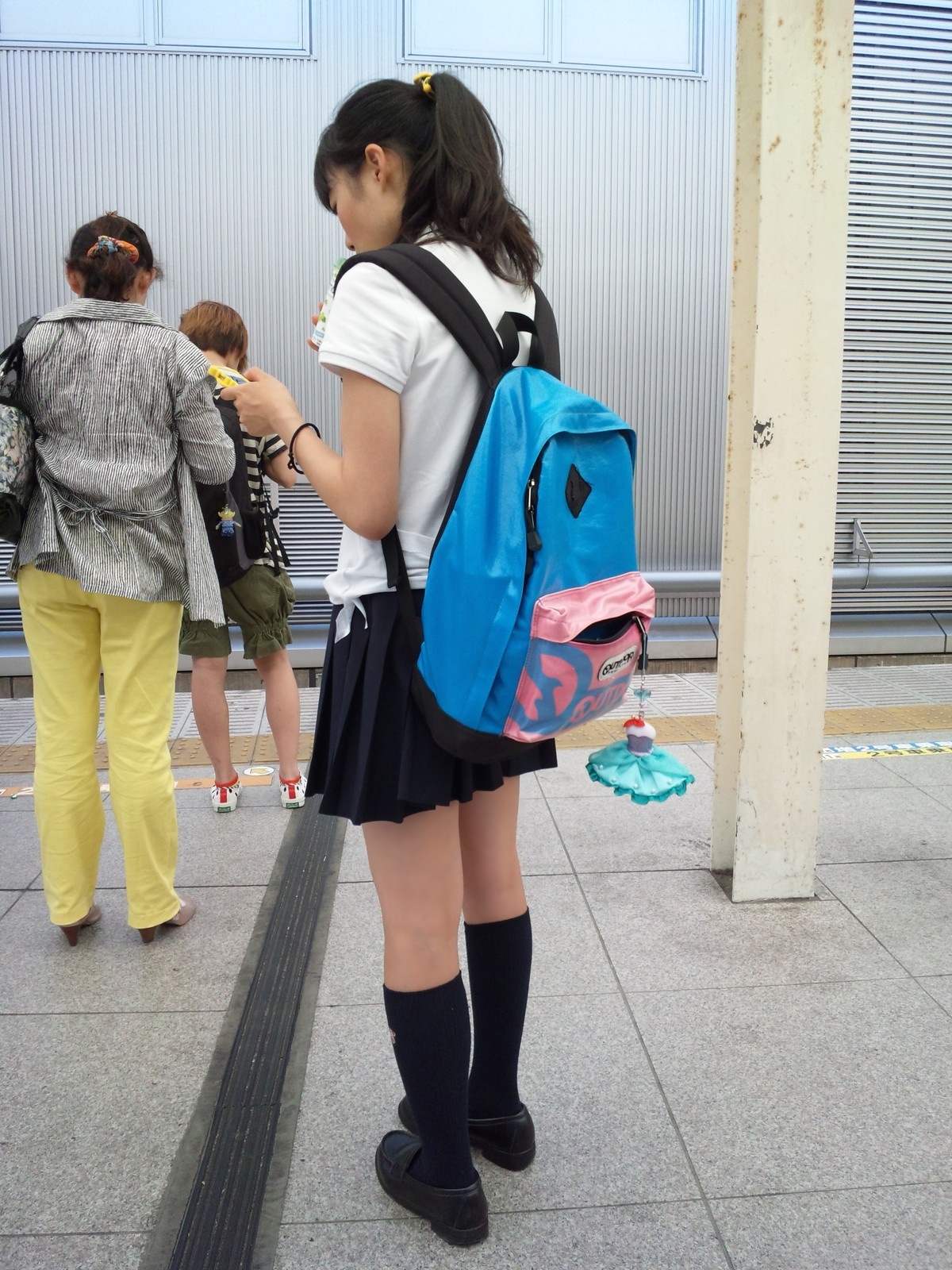 街撮りふともも女子高生 