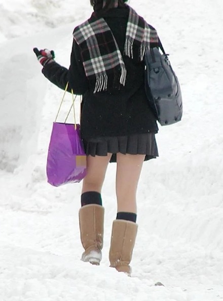 hot-japanese-girls-wearing-shorts-in-winter-showing-off-legs-6
