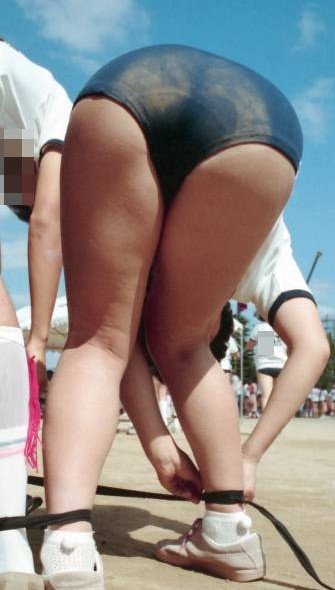 水着の女子高校生がスカートなのにしゃがんだらパンチラする画像 海外少女 水着の女子高校生がスカートなのにしゃがんだらパンチラする画像 海外少女