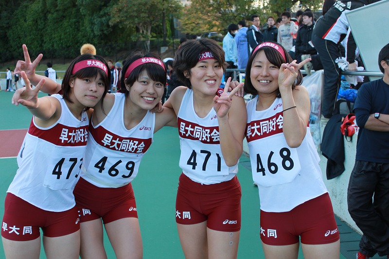 ときには肩を組みながら スポーツ女子の熱量