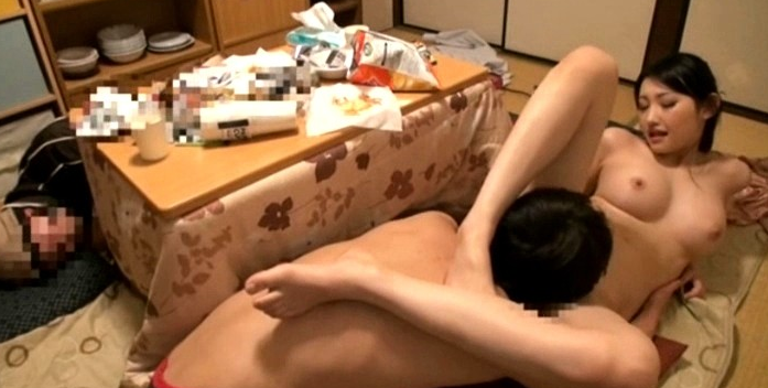 寝ている女性にイタズラしていたら逆に生ハメを求められて、もう発射しそうなのにカニばさみでロックされて逃げられない！ 2　1iene00159<br />

