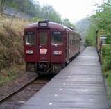 間藤駅を出る電車