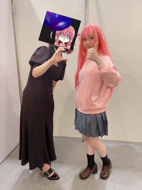 【画像】ぼっちざろっくの女作者さん、コスプレイヤーをスタイルで公開処刑してしまう