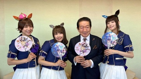 【画像】ウマ娘声優さん、めちゃくちゃ小柄な草野仁さんに配慮してしゃがんでしまう