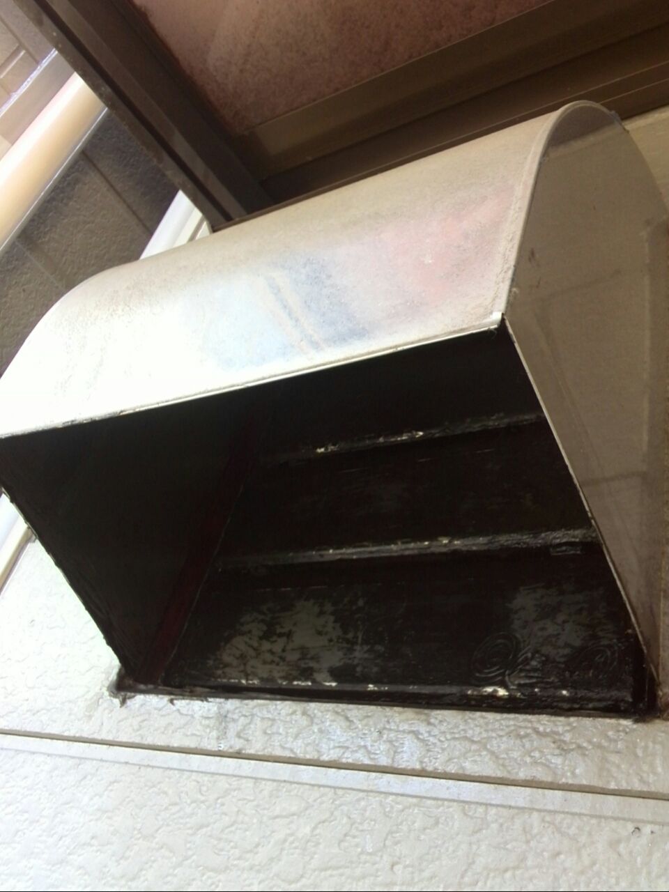 残り33日 換気扇の屋外排気口を掃除 育休中に断捨離をする