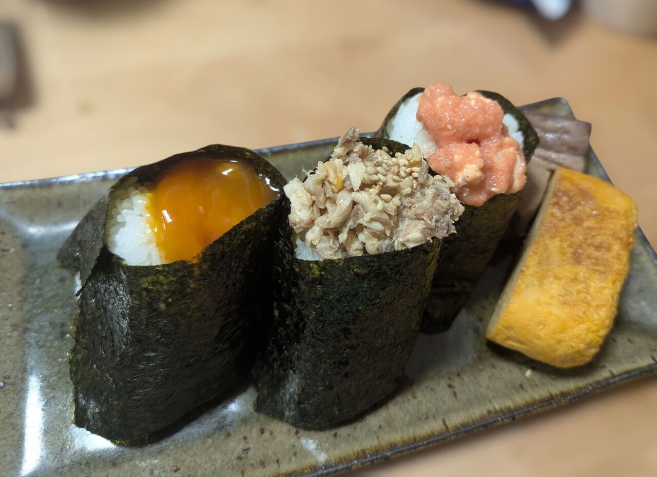 卵黄、ツナ、明太子の海苔巻きおにぎりと厚焼き玉子が並んだ和風プレート