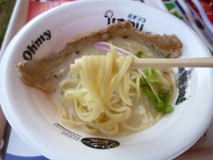 鳥の鶏次_焦がし濃厚鶏塩パイタンの炙り肉盛りそば(麺)_201705
