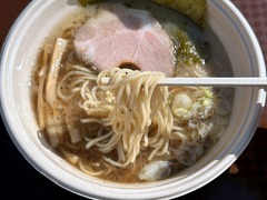 にゃん福_豚骨と魚介スープの焦がしニンニク醤油マー油らーめん(麺)_202509