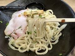 まるはBEYOND_塩ネギまぜそば(麺)_202408