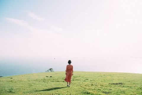 後ろ女性