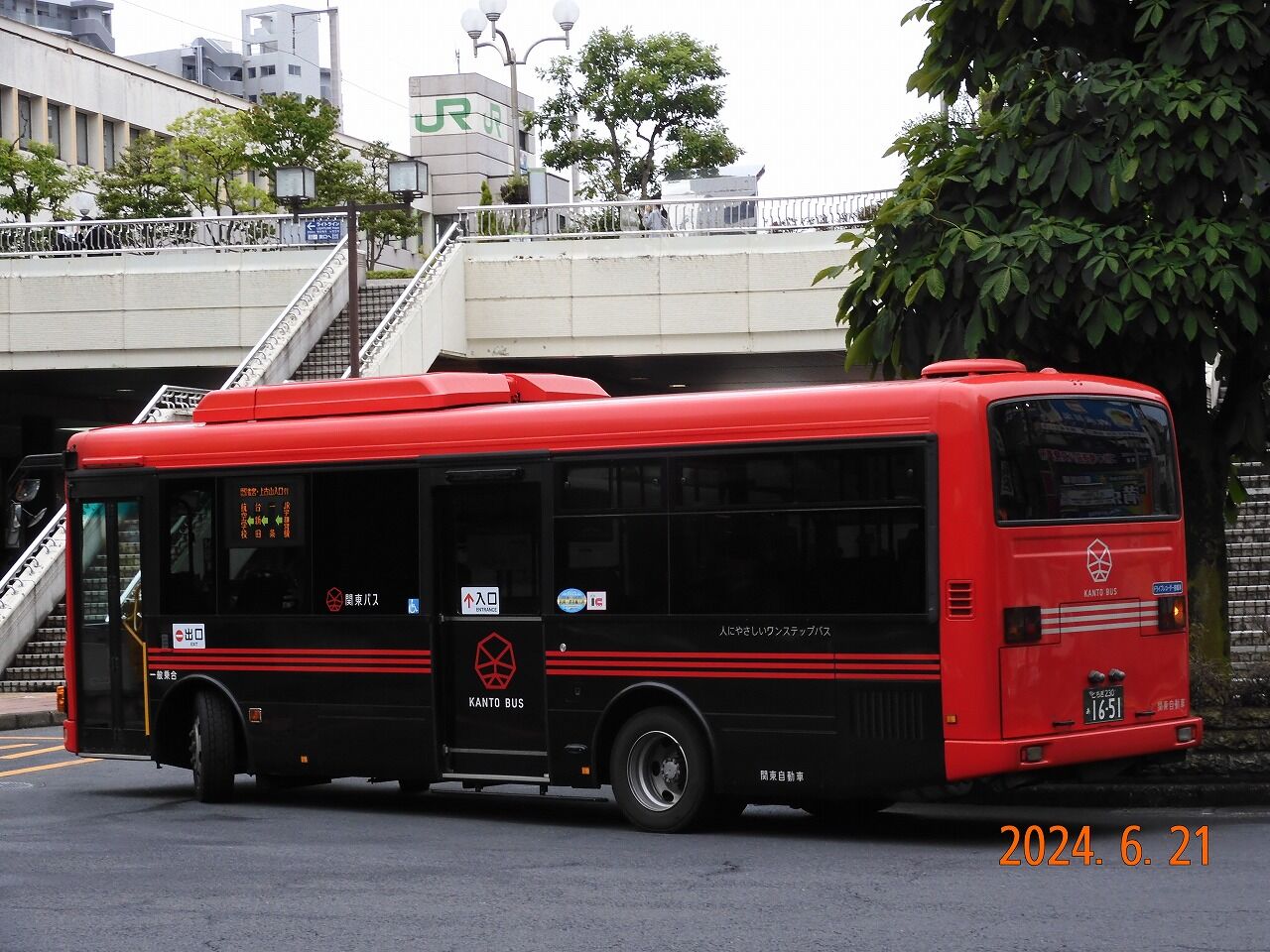 JRバス関東　日野セレガ　名神高速道路開業記念　試作塗装車「赤いつばめ」号 JRバス関東 on X: 