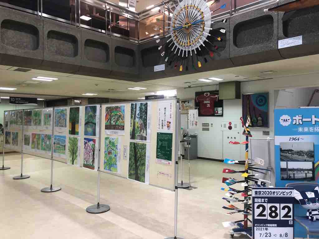 戸田市役所 戸田市内小 中学校 緑の絵コンクール作品展示 戸田市水と緑の公社主催 が 市役所2階ロビーで開催中です どうぞ足をお運びください 力作そろいです 戸田市に住むと楽しいな 戸田市役所 戸田市内小 中学校 緑の絵コンクール作品展示 戸田市水と緑の公社主催 が 市役所2階ロビーで開催中です どうぞ足をお運びください 力作そろいです 戸田市に住むと楽しいな