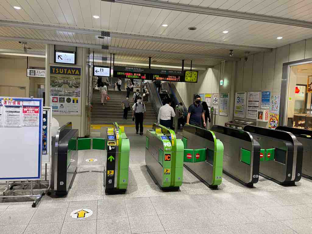 10月8日9時3分現在、埼京線戸田公園駅では入場規制が行われ、駅をぐるりと回るくらいの列ができています。 戸田駅では入場規制は行われてはおらず直ぐにホームに入れます。 戸田市に住むと楽しいな! 10月8日9時3分現在、埼京線戸田公園駅では入場規制が行われ、駅をぐるりと回るくらいの列ができています。 戸田駅では入場規制は行われてはおらず直ぐにホームに入れます。 戸田市に住むと楽しいな!