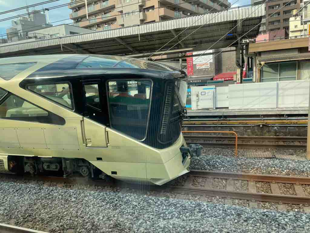京浜東北線を走るjr東日本観光列車 Train Suite 四季島 に遭遇 列車の旅に出たい気持ちを刺激されました 戸田市に住むと楽しいな