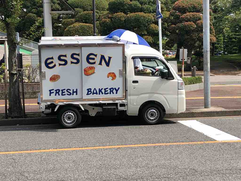 パンの移動販売車 エッセン が毎週火曜日と金曜日のお昼に戸田市役所前に来るそうです 戸田市に住むと楽しいな