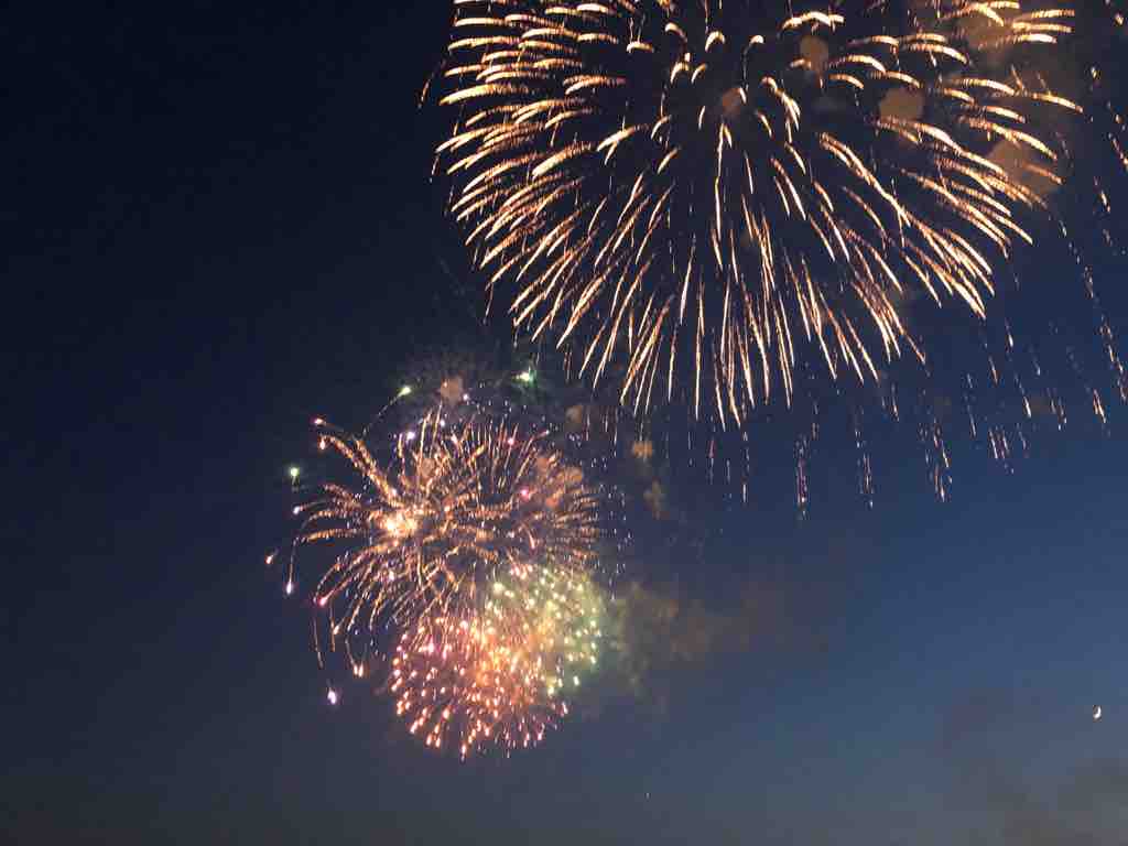 戸田市の空に大輪の花火が咲きました 本日 戸田橋花火大会 今年も無事に終了です 来年は東京オリンピック パラリンピックと重なるため 5月に前倒し開催となります 戸田市に住むと楽しいな