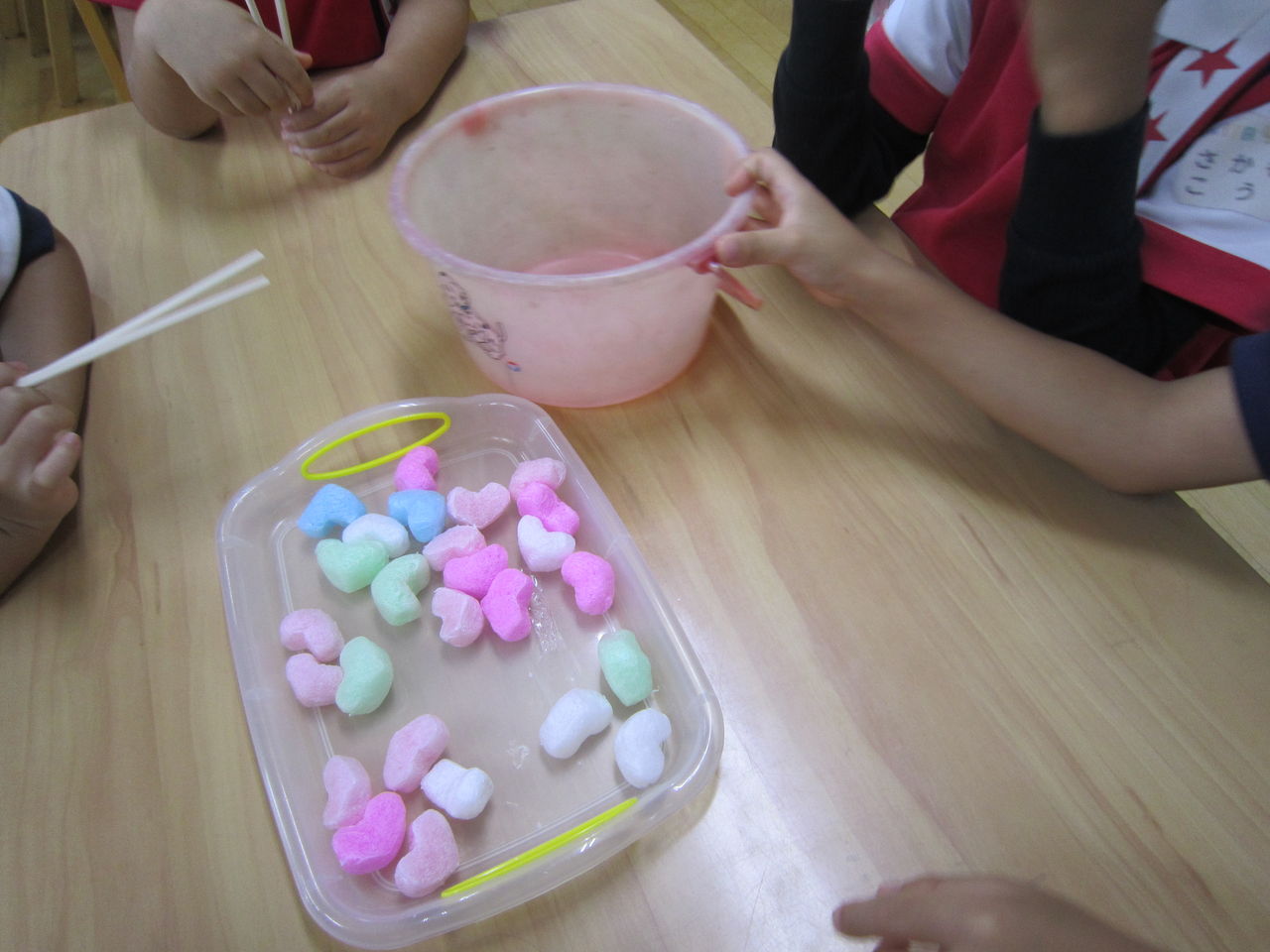 お箸つかみゲーム うめ組 きたはら幼稚園のブログ お箸つかみゲーム うめ組 きたはら幼稚園のブログ