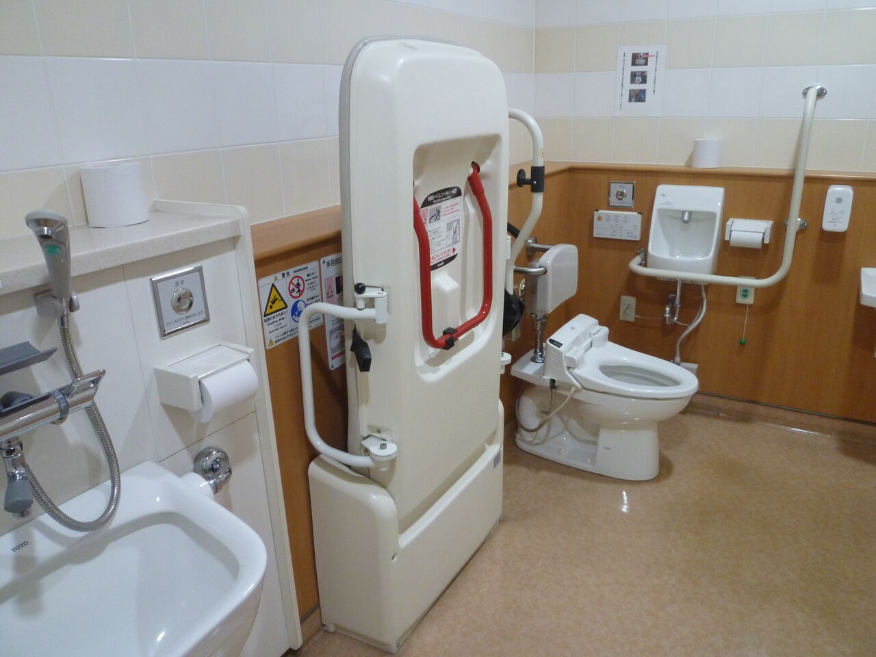 TOTO ベビーキープ　ベビーチェア　トイレ　壁設置 TOTO ベビーキープベビーチェアトイレ壁設置