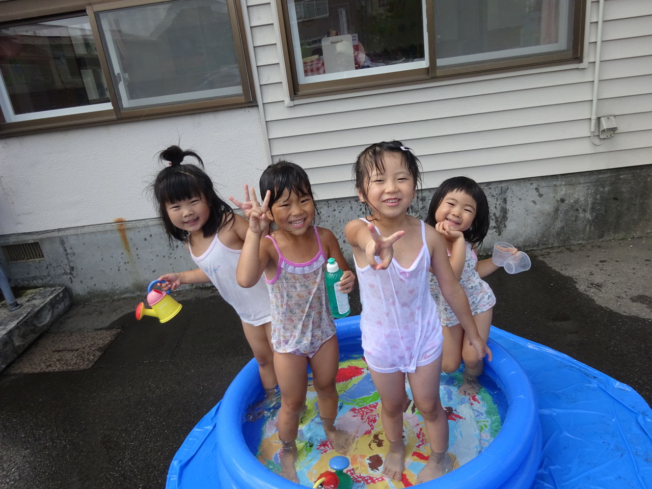 　女児　水遊び 水遊び : 北中野保育園のブログ
