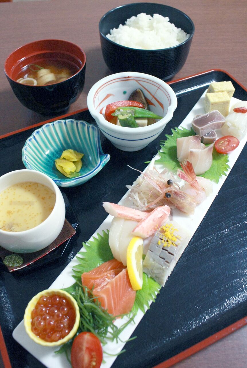 豪華な海鮮10種 和めし うち村 の刺身定食 1200円 北空知新聞 Web News 豪華な海鮮10種 和めし うち村 の刺身定食 1200円 北空知新聞 Web News