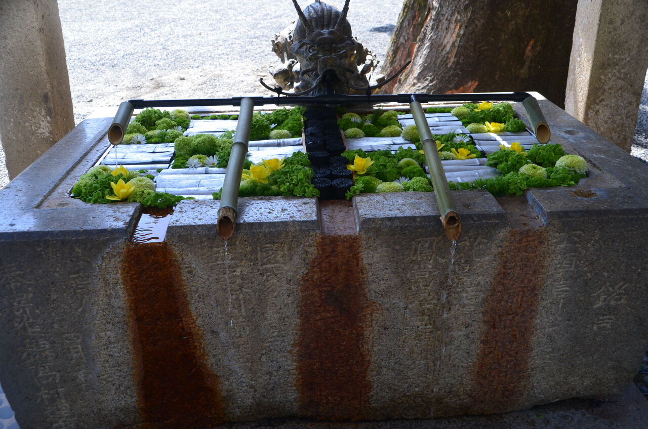 穂高神社の花手水が開催 布で姫リンゴ 三蜂 オオスズメバチ 長野県安曇野市在住 Kitazawaのブログ 穂高神社の花手水が開催 布で姫リンゴ 三蜂 オオスズメバチ 長野県安曇野市在住 Kitazawaのブログ