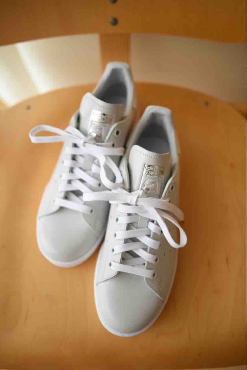 ライトグレーのスタンスミス Stan Smith Gray 食生活日記 ライトグレーのスタンスミス Stan Smith Gray 食生活日記