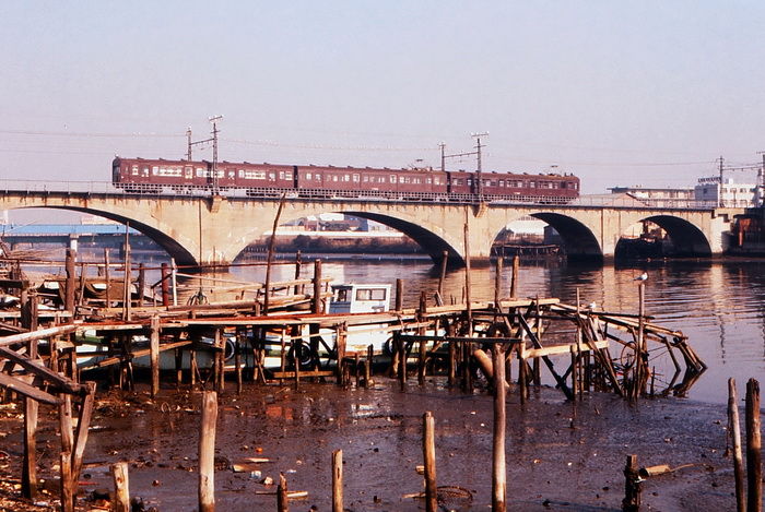鶴見川旧橋梁（アーチ橋）を渡る鶴見線73系電車①・1975（昭和50