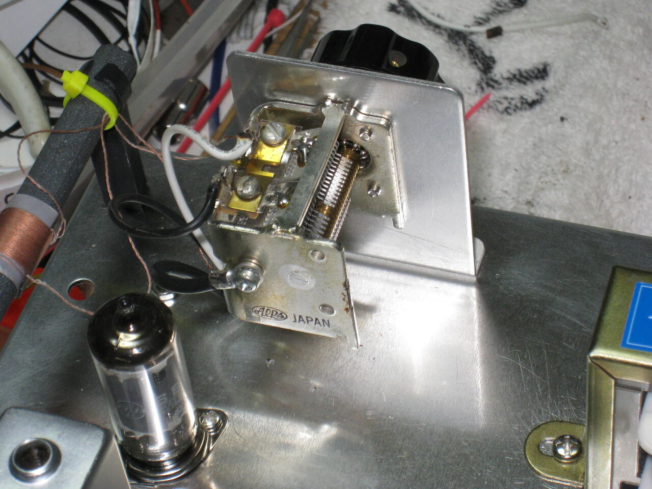 真空管ラジオ　4球ST管　完動品　　　　　　　　　　　　不良部品古い部品交換済み 真空管ラジオ 4球ST管式 完動品 不良部品、古い部品交換済み