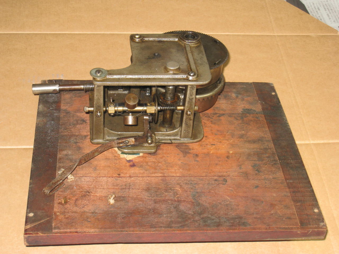 新品 蓄音機 ゼンマイ 蓄音機(Columbia Model No.212)のゼンマイ モーター - YouTube