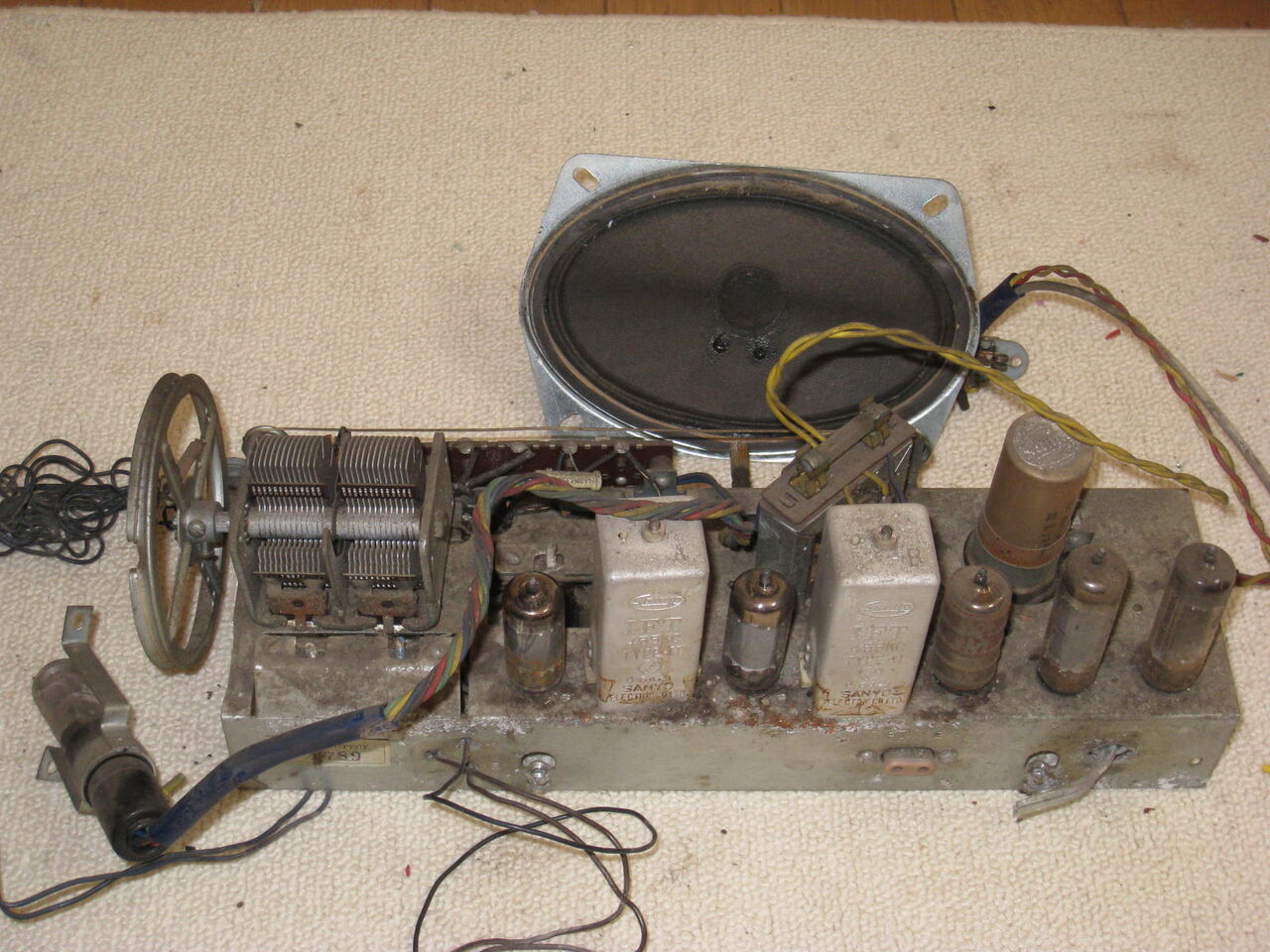 大型真空管ラジオ SANYO SF-950 音は出ますがバリ音が混ざります