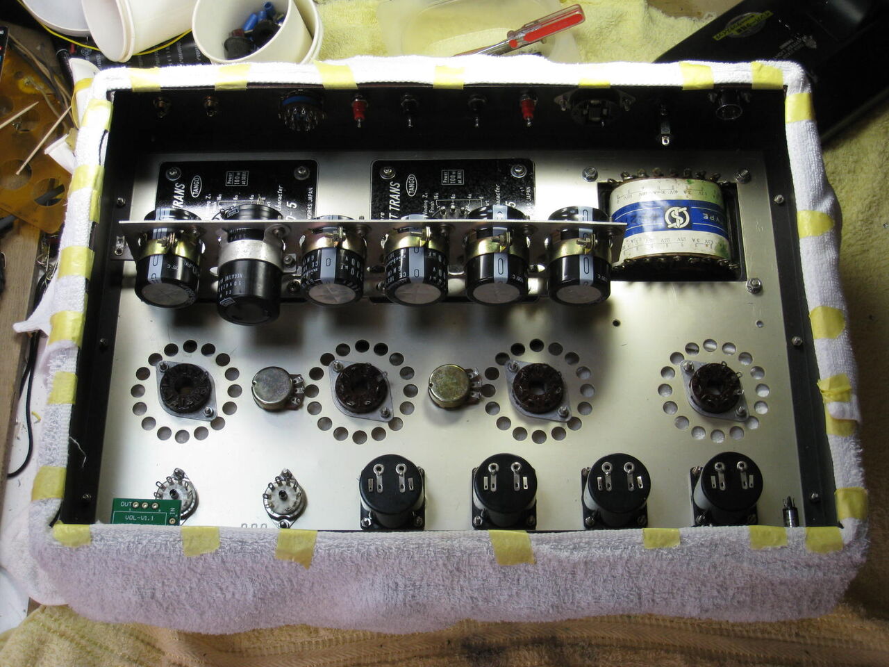 真空管アンプ シャーシ+パーツ Re Electronics 懸賞品で作る真空管アンプ シャーシ上の部品配置