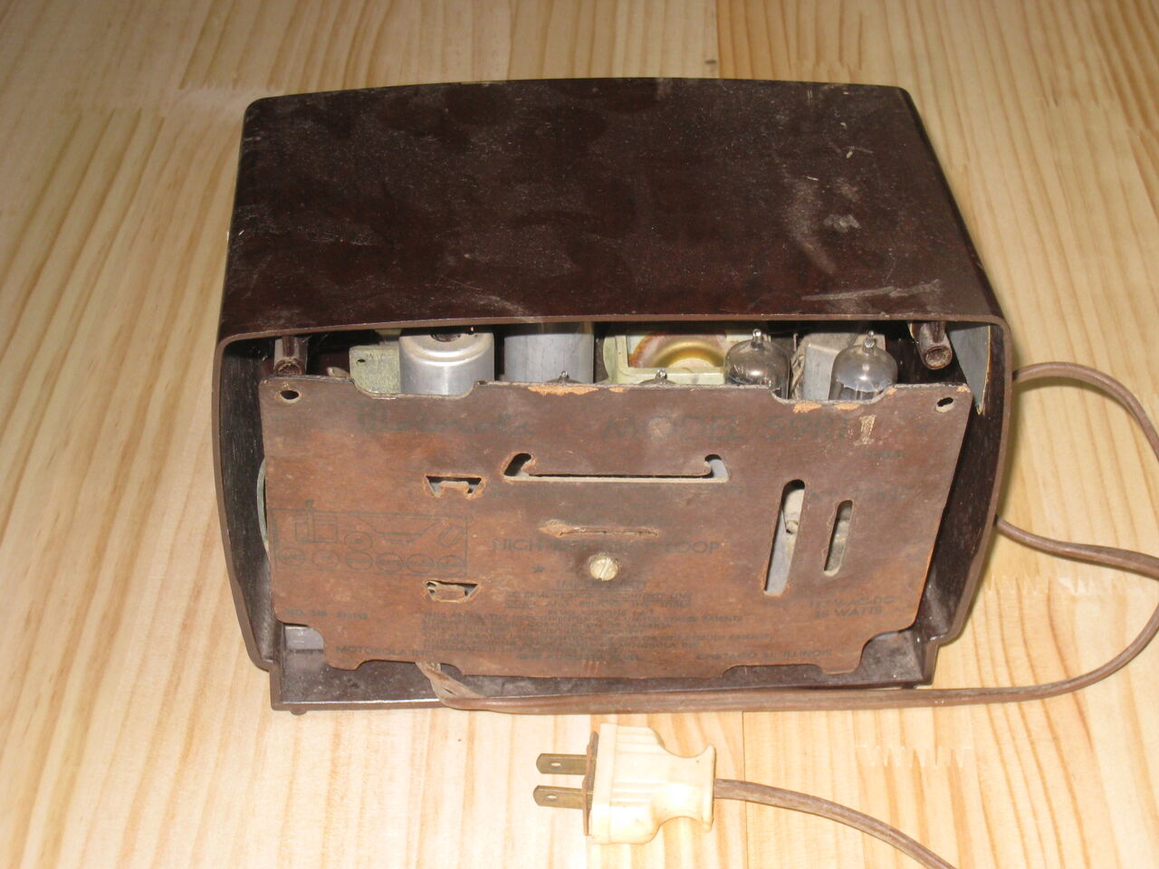 米MOTOROLA社 真空管ラジオの修理・・・①分解 : 真空管ラジオ修理