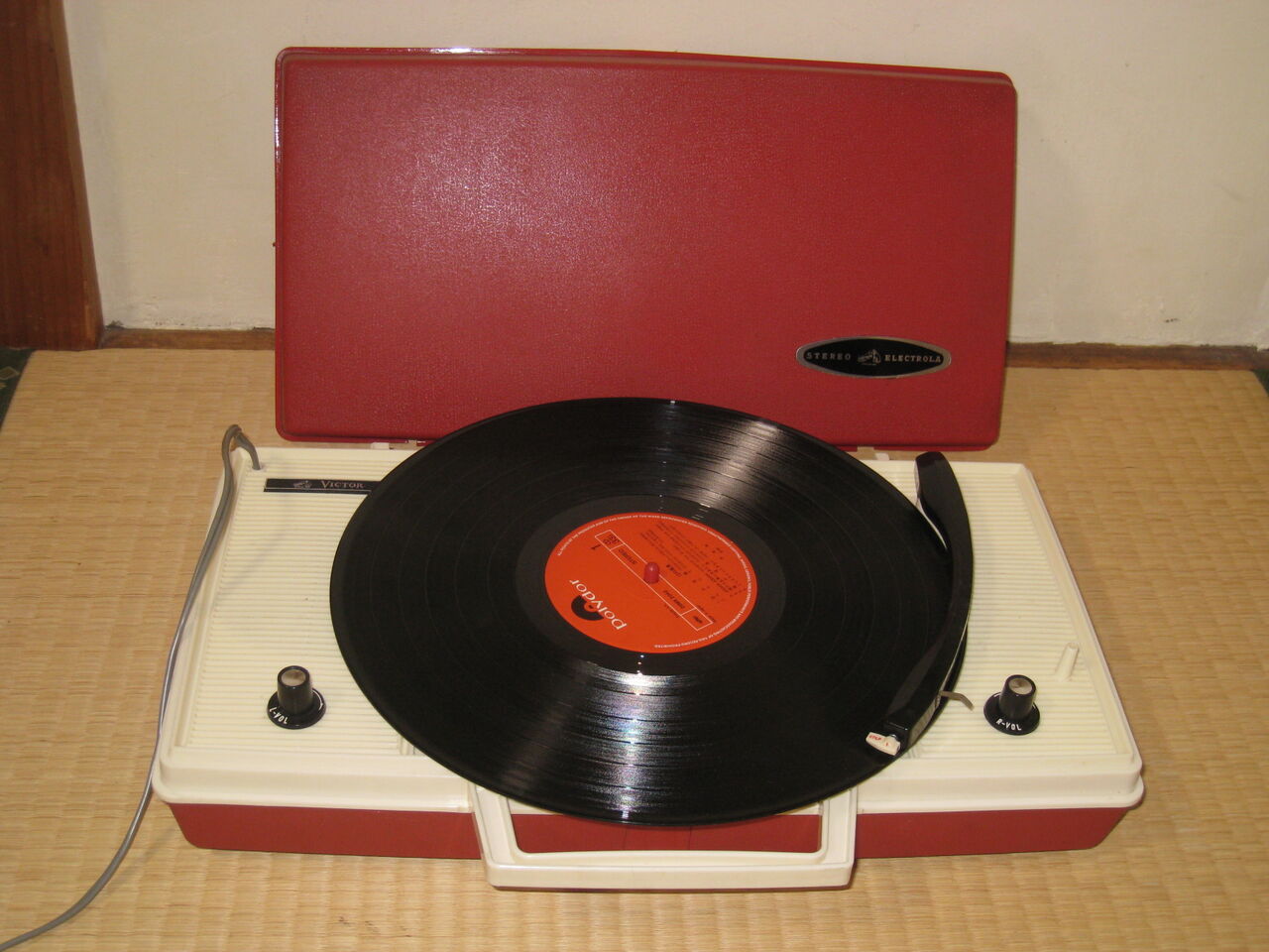 【条件有】VICTOR 真空管ラジオ レコードプレーヤー インテリア 家具調 Yahoo!オークション -「ビクター真空管レコードプレーヤーラジオ