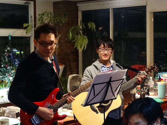 演奏する二人