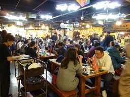 ち ひろめ市場人が多い