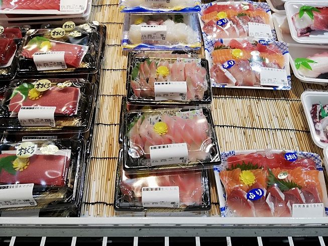 市場で食べる北海道の春ニシン刺身 トラベルラウンジ 旅とグルメ 市場で食べる北海道の春ニシン刺身 トラベルラウンジ 旅とグルメ