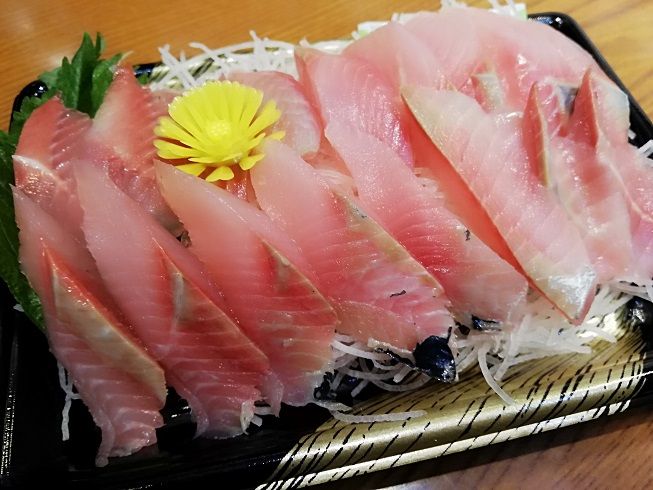 市場で食べる北海道の春ニシン刺身 トラベルラウンジ 旅とグルメ