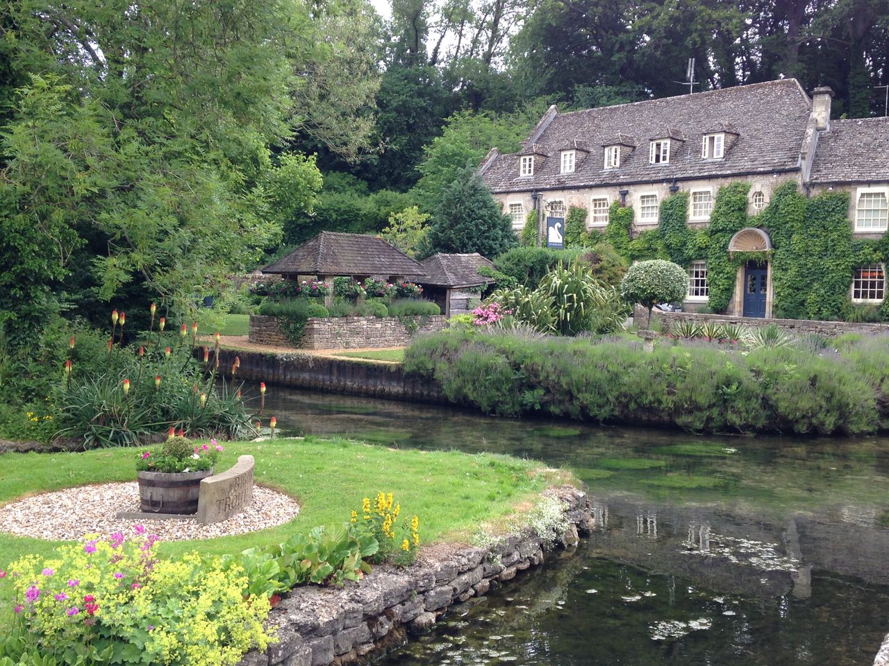 イギリス コッツウォルズ を訪ねて Bibury 15 6 きよひめの気ままにロザリアン