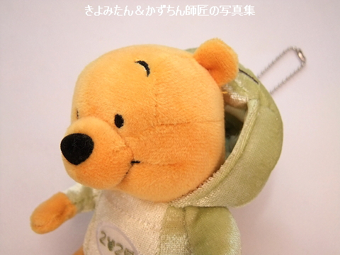 2025年の干支をモチーフにしたプーさんのぬいぐるみバッジ : きよみ