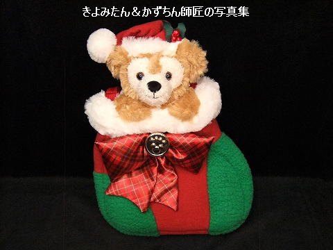 ダッフィーが靴下から顔を出している、クリスマス2024の ダッフィーが靴下から顔を出している、クリスマス2024の