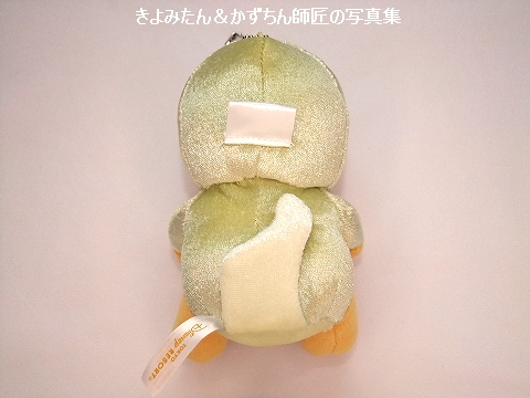 2025年の干支をモチーフにしたプーさんのぬいぐるみバッジ